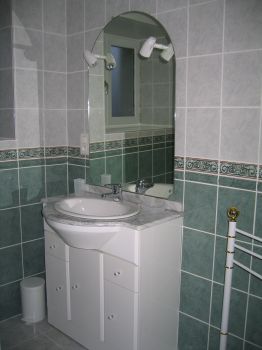 Salle de bains rez de chauss&eacute;e du gite de Nadine et Georges